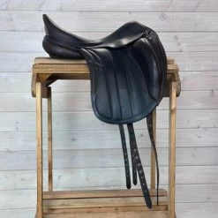 Used Equipe Viktoria Monoflap Dressage Saddle 17.5/W 15 Used Equipe Viktoria Monoflap Dressage Saddle 17.5/W -Horse Gear Shop 334 R Side 45608.1687461297